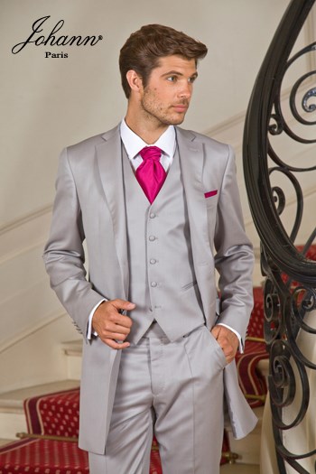 Costume Johann Costume Redingote En Laine Extra Fine Gris Perle Accessoires Wine En Pret A Porter Ou Sur Mesure Se Retaille En Costume Classique Le Site Du Mariage